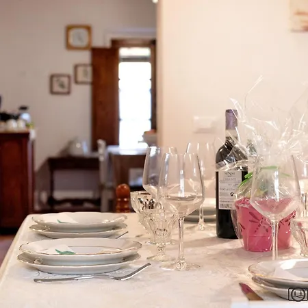 La Casa Sull'aia بيت للعطل *